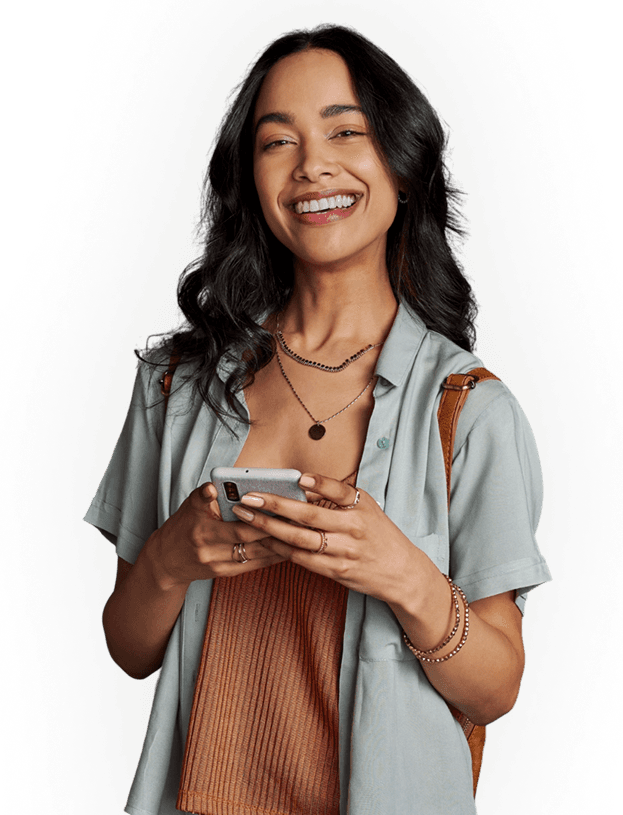 Mulher sorrindo usando smartphone